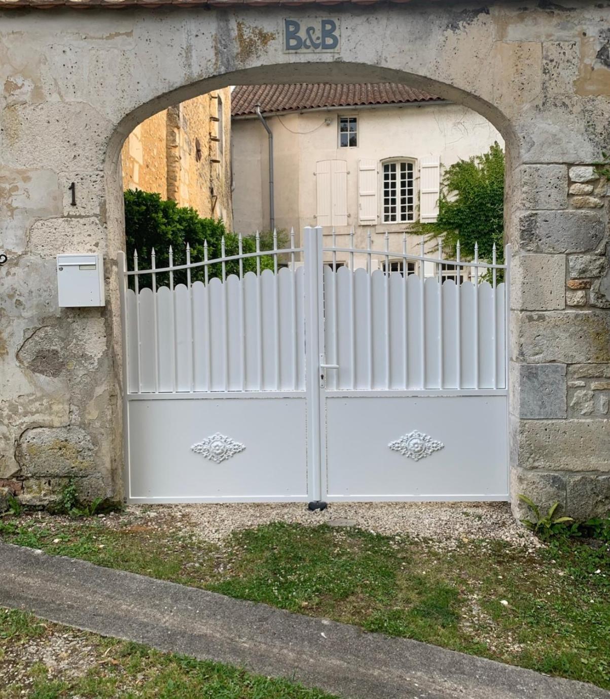 La Maison Du Pont La Rochebeaucourt-et-Argentine Exterior foto